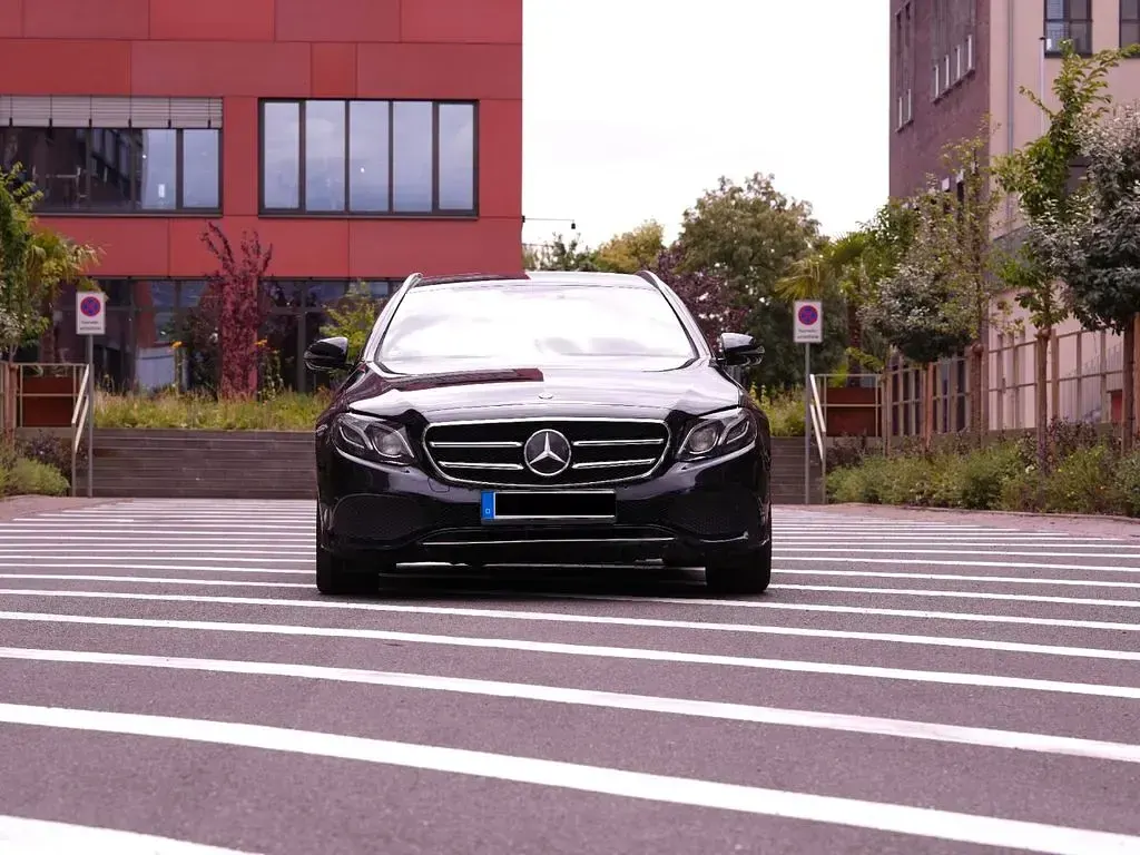 Gebraucht Mercedes E300 Avantgarde 245 PS (180 kW) 2020 Schwarz Limousine