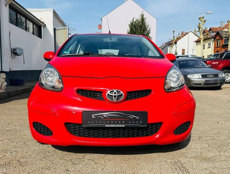 Gebraucht Toyota Aygo Cool 68 PS (50 kW) 2009 Rot Kleinwagen