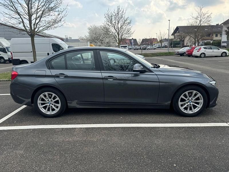 Gebraucht BMW 318 Advantage 150 PS (110 kW) 2016 Grau Limousine