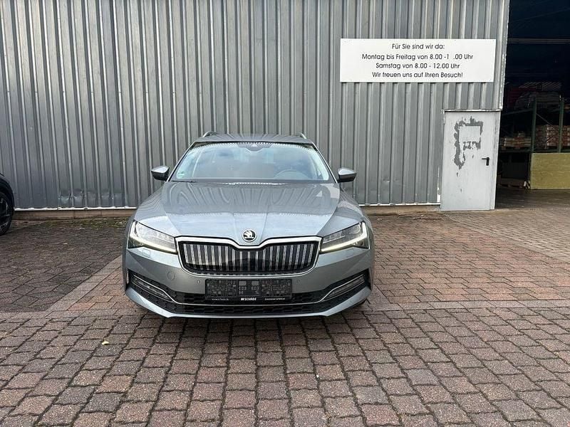 Grau Gebraucht 2020 Skoda Superb Style Kombi | 13.990 € (Fairer Preis) - Bild 1/4
