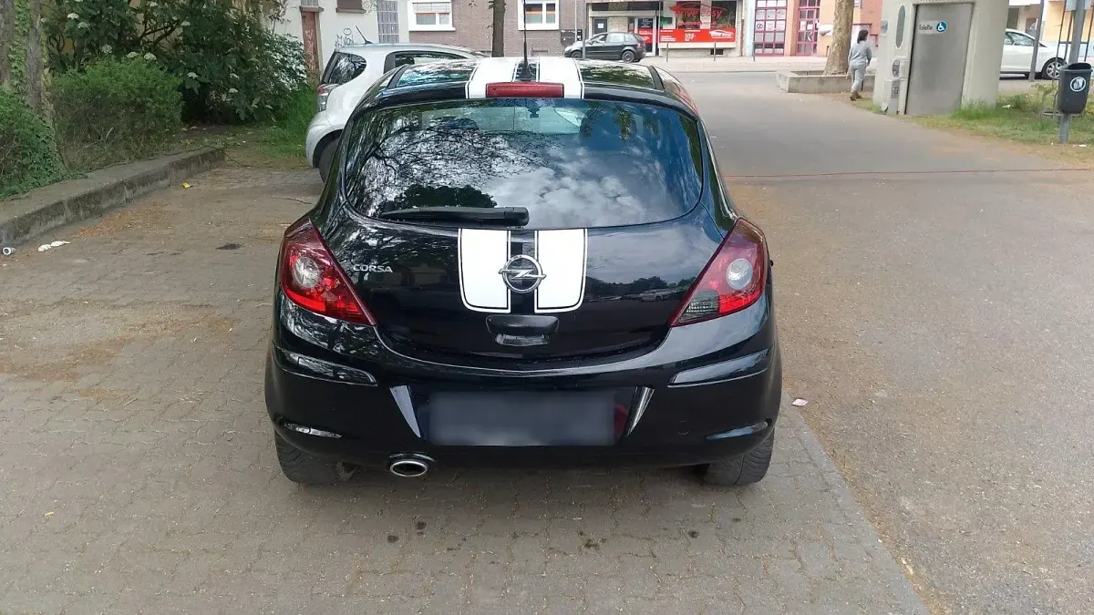 Używany Opel Corsa Edition 87 KM (63 kW) 2011 Czarny Hatchback