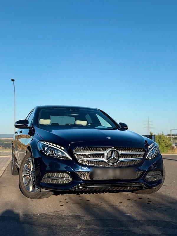 Blau Gebraucht 2015 Mercedes C350e Limousine | 15.399 € (Fairer Preis) - Bild 1/4