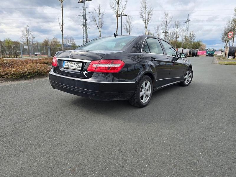 Gebraucht Mercedes E200 Elegance 184 PS (135 kW) 2010 Schwarz Limousine