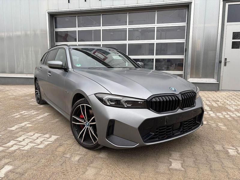 Grau Gebraucht 2023 BMW 330e M Sport Kombi | 35.100 € (Fairer Preis) - Bild 1/4