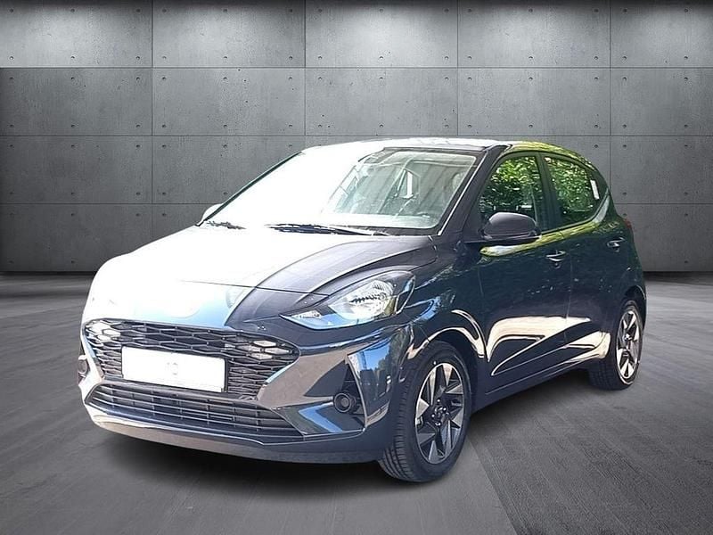 Grau Neu 2025 Hyundai i10 Trend Kleinwagen | 19.679 € (Fairer Preis) - Bild 1/4
