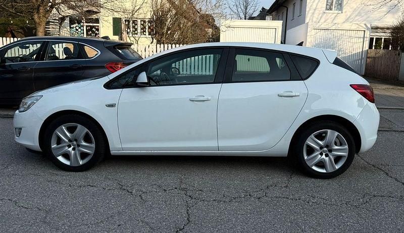 Gebraucht Opel Astra Edition 116 PS (85 kW) 2011 Weiß Limousine
