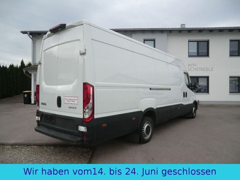 Weiß Gebraucht 2023 Iveco Daily Limousine | 27.900 € (Guter Preis) - Bild 1/4