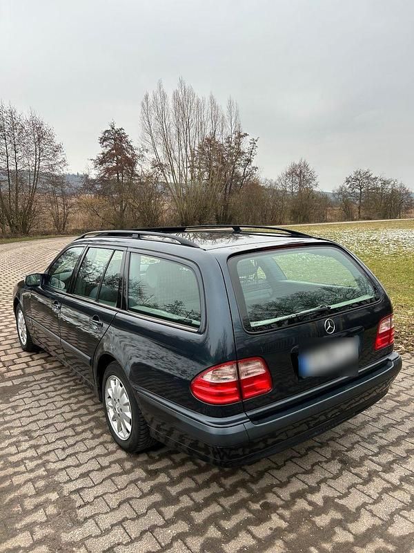 Gebraucht Mercedes E200 163 PS (119 kW) 2001 Schwarz Limousine