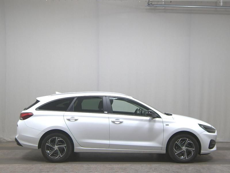 Weiss Gebraucht 2021 Hyundai i30 Intro Edition Kombi | 14.980 € (Guter Preis) - Bild 1/4