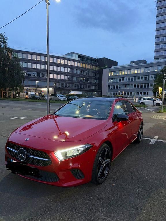 Gebraucht Mercedes A200 163 PS (119 kW) 2019 Rot Limousine