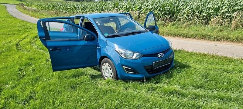 Blau Gebraucht 2014 Hyundai i20 Classic Kleinwagen | 4.599 € (Guter Preis) - Bild 1/4