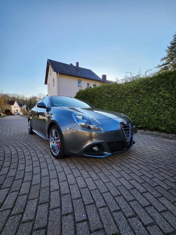 Grau Gebraucht 2015 Alfa Romeo Giulietta Quadrifoglio Kleinwagen | 17.900 € - Bild 1/4