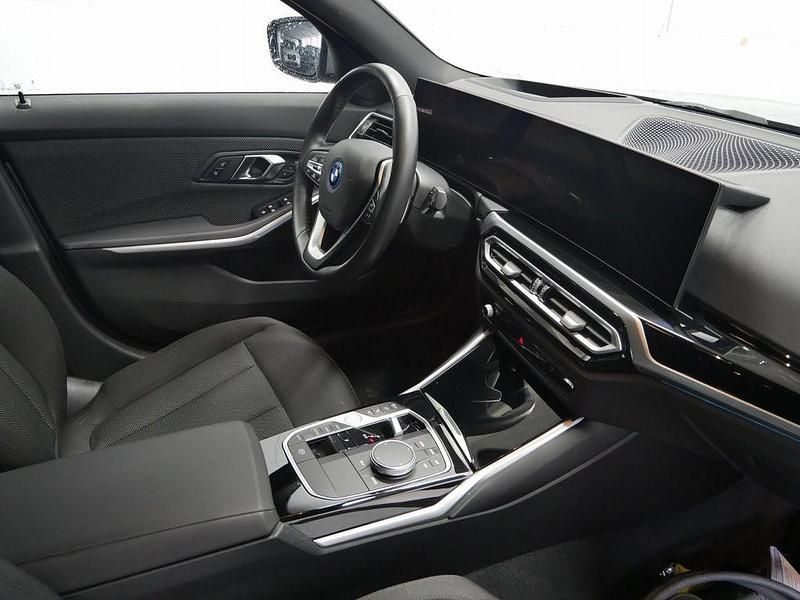 Gebraucht BMW 330e 292 PS (214 kW) 2024 Grau Kombi