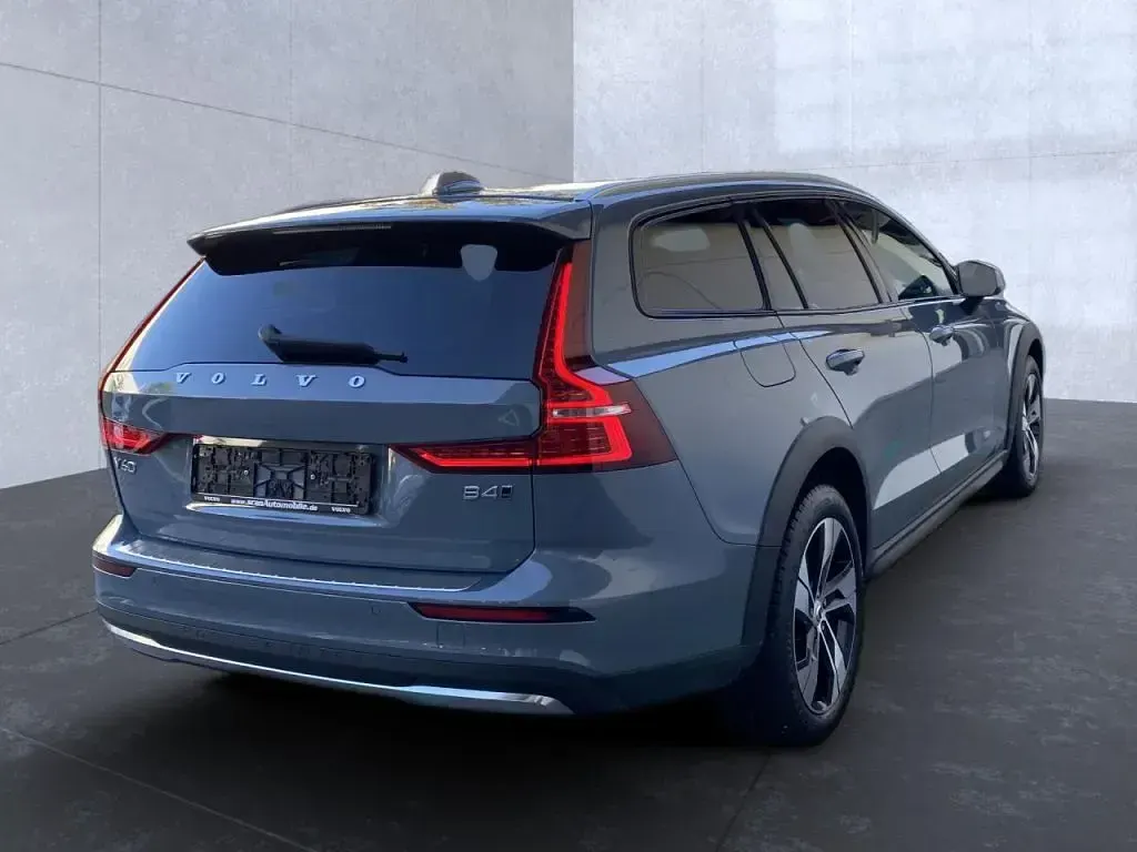 Gebraucht Volvo V60 Plus 197 PS (144 kW) 2023 Thunder grey / (metallic) Kombi