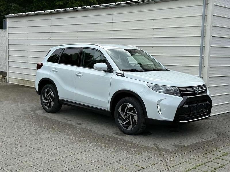 Cool white pearl Neu 2025 Suzuki Vitara Comfort+ SUV | 24.190 € (Fairer Preis) - Bild 1/4