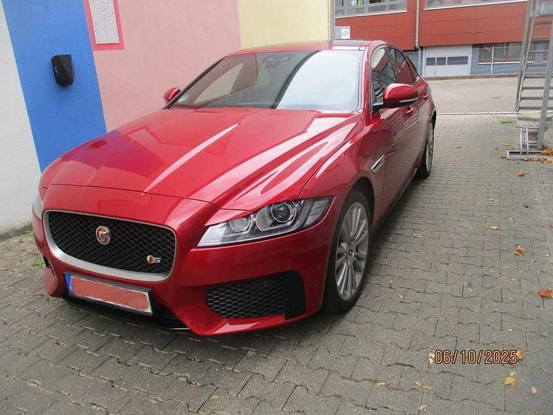 Rot Gebraucht 2018 Jaguar XF S Limousine | 31.111 € (Fairer Preis) - Bild 1/4