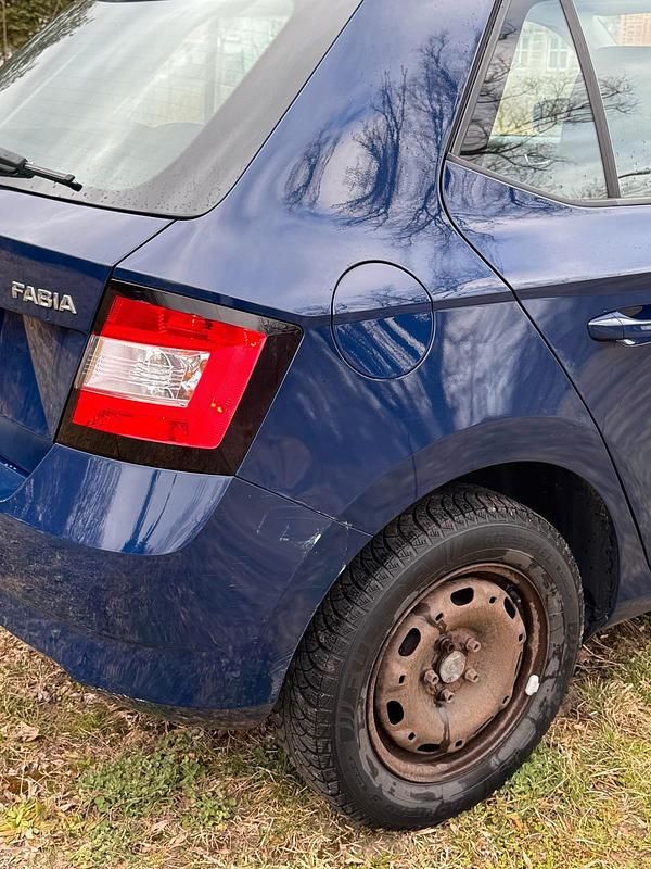 Gebraucht Skoda Fabia 60 PS (44 kW) 2015 Blau Kleinwagen