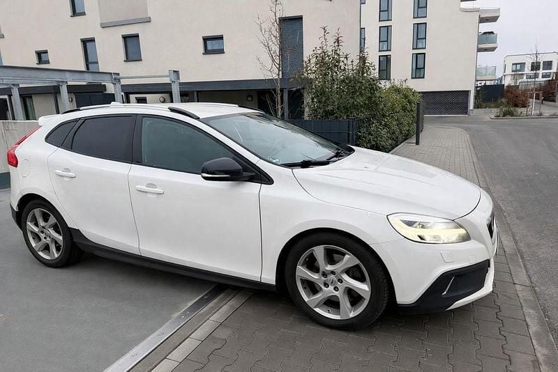 Gebraucht Volvo V40 CC Momentum 152 PS (111 kW) 2016 Weiß Kombi