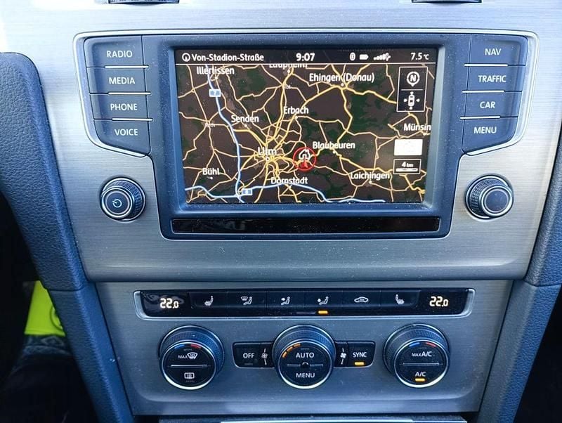 Silber Gebraucht 2016 VW Golf VII Comfortline Kombi | 11.900 € (Superpreis) - Bild 1/4