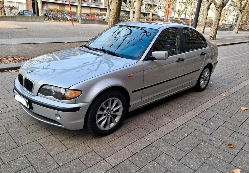 Silber Gebraucht 2004 BMW 320 Limousine | 2.800 € (Superpreis) - Bild 1/4