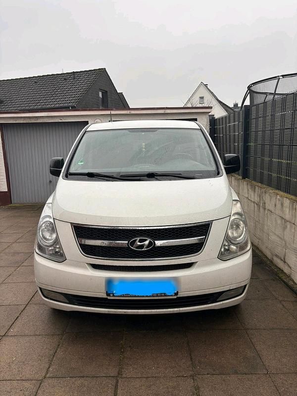Weiß Gebraucht 2011 Hyundai H-1 Van / Kleinbus | 12.700 € (Teuer) - Bild 1/4