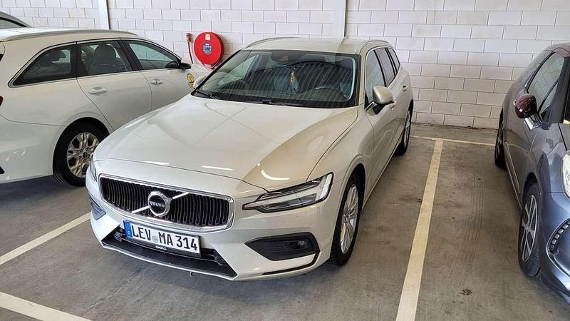 Gebraucht 2018 Volvo V60 Momentum Kombi | 17.850 € - Bild 1/4