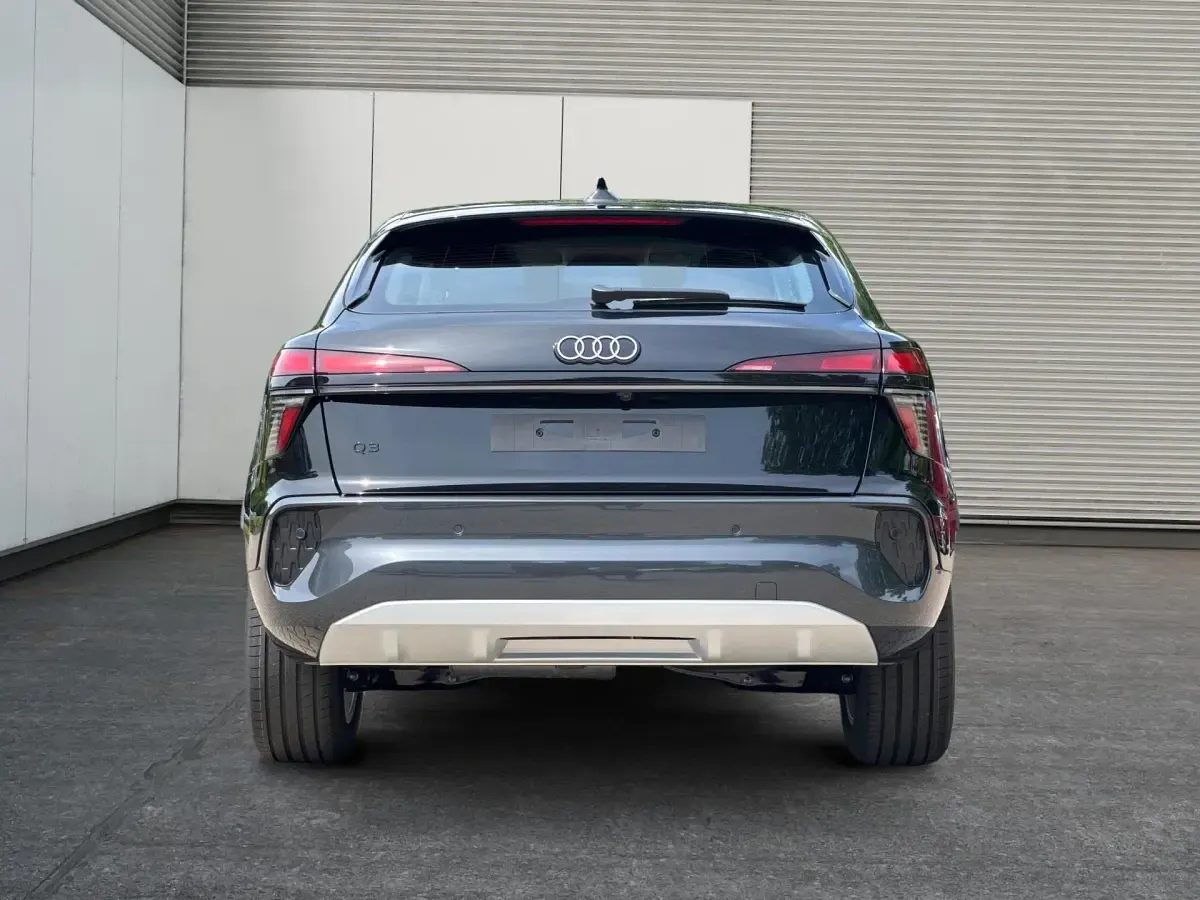 Neu Audi Q3 Sportback Basis 150 PS (110 kW) 2026 Mythosschwarz metallic SUV