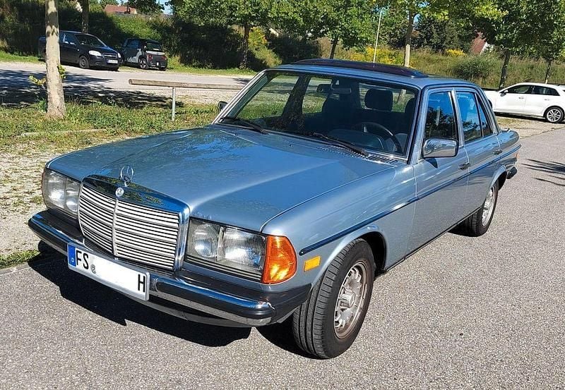 Blau Gebraucht 1981 Mercedes E230 Limousine | 9.500 € - Bild 1/4