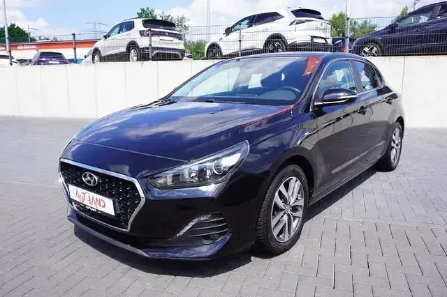 Gebraucht Hyundai i30 120 PS (88 kW) 2019 Phantomblackmet. Limousine