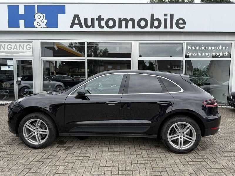 Tiefschwarzmetallic Gebraucht 2017 Porsche Macan SUV | 34.950 € (Guter Preis) - Bild 1/4