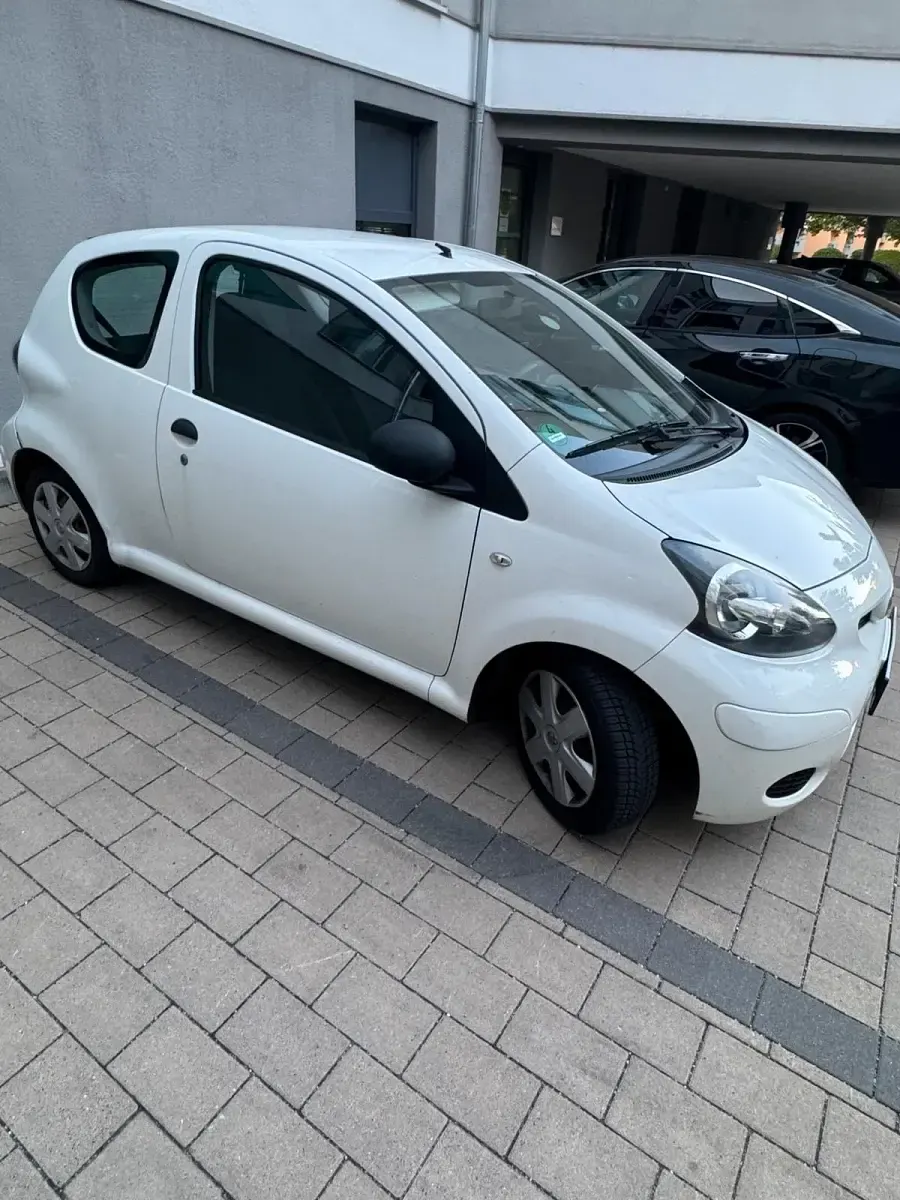 Gebraucht Toyota Aygo 68 PS (50 kW) 2009 Weiß Kleinwagen