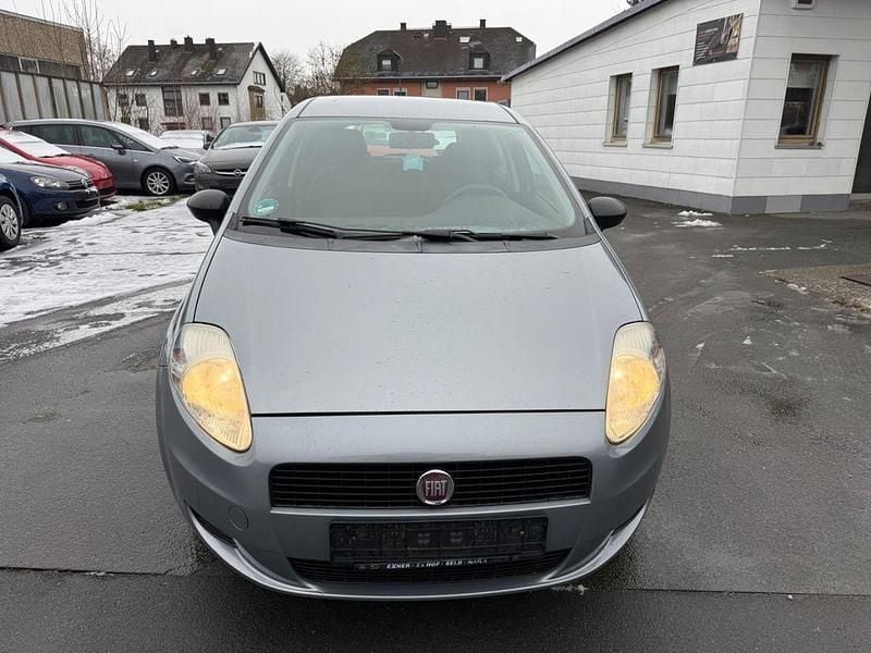 Grau Gebraucht 2012 Fiat Grande Punto Basis Kleinwagen | 3.900 € (Fairer Preis) - Bild 1/4