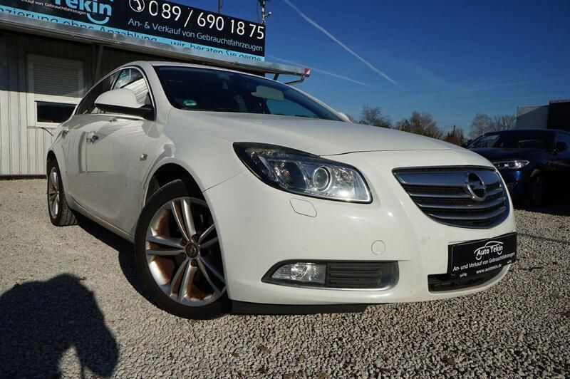 Weiß Gebraucht 2010 Opel Insignia Sport Limousine | 7.950 € (Etwas zu teuer) - Bild 1/3