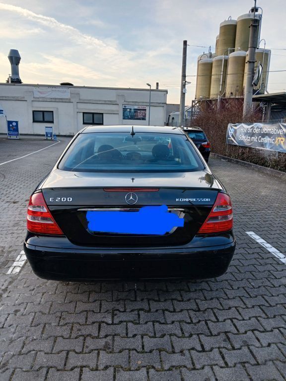 Schwarz Gebraucht 2005 Mercedes E200 Classic Limousine | 4.490 € (Fairer Preis) - Bild 1/4
