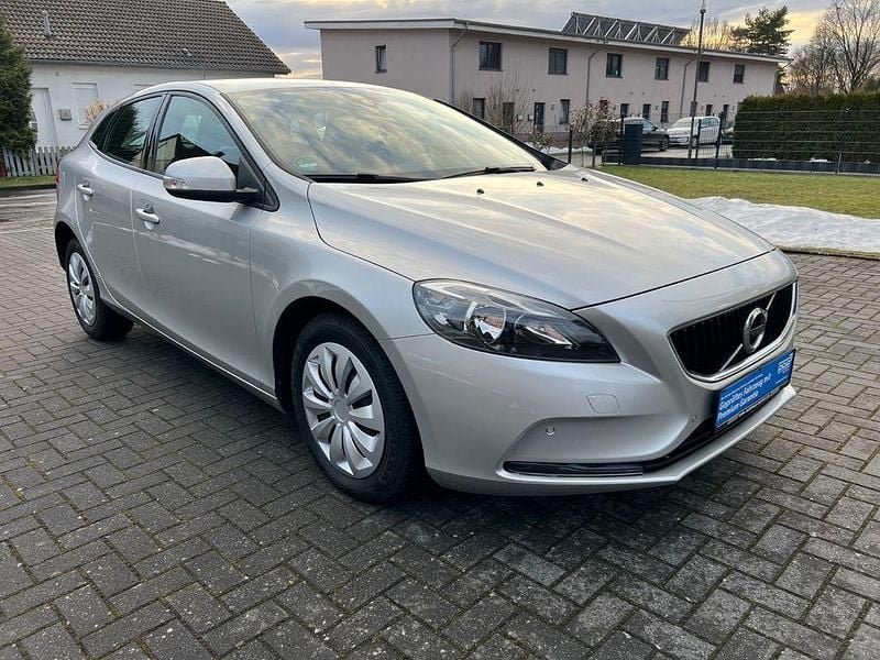 Grau Gebraucht 2018 Volvo V40 Kinetic Limousine | 12.790 € (Fairer Preis) - Bild 1/4