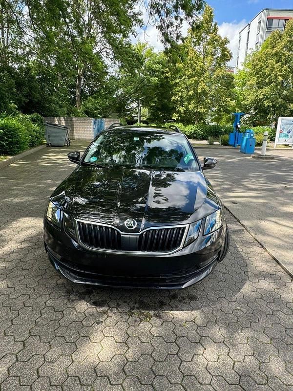 Schwarz Gebraucht 2018 Skoda Octavia Kombi | 11.000 € (Superpreis) - Bild 1/4