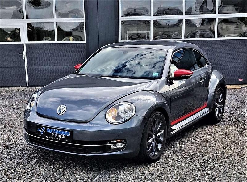 Platinum grey metallic (metallic) Gebraucht 2016 VW Beetle Sport Limousine | 12.900 € (Fairer Preis) - Bild 1/3