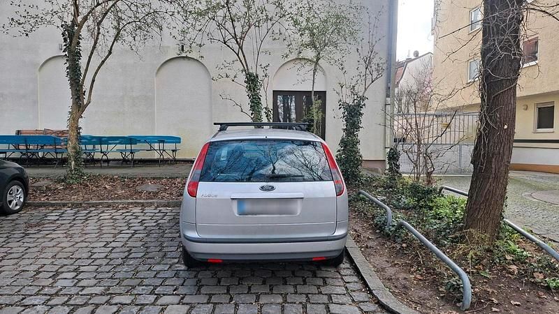 Używany Ford Focus Ambiente 101 KM (74 kW) 2007 Srebrny Kombi