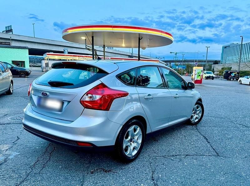 Gebraucht Ford Focus 125 PS (91 kW) 2011 Silber Kleinwagen