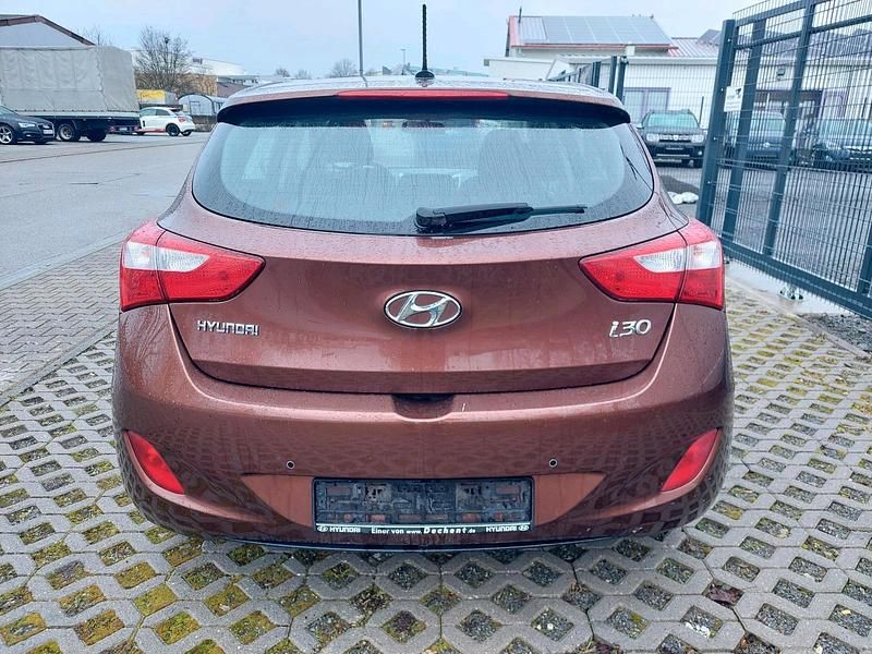 Gebraucht Hyundai i30 Classic 99 PS (72 kW) 2013 Orange Limousine