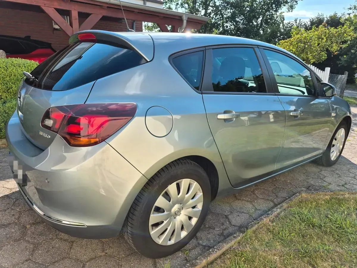 Gebraucht Opel Astra Energy 140 PS (102 kW) 2014 Silber Limousine