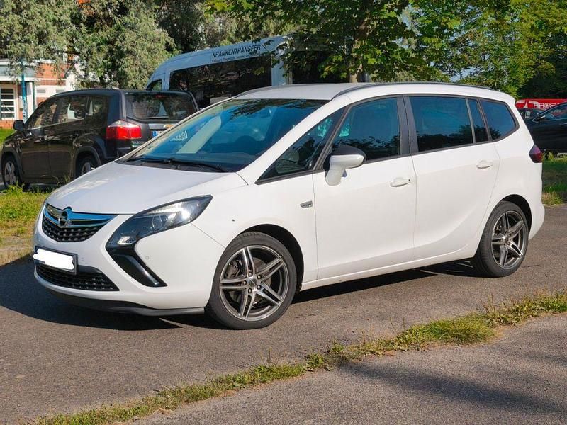 Weiß Gebraucht 2012 Opel Zafira Tourer Van / Kleinbus | 5.999 € (Guter Preis) - Bild 1/4