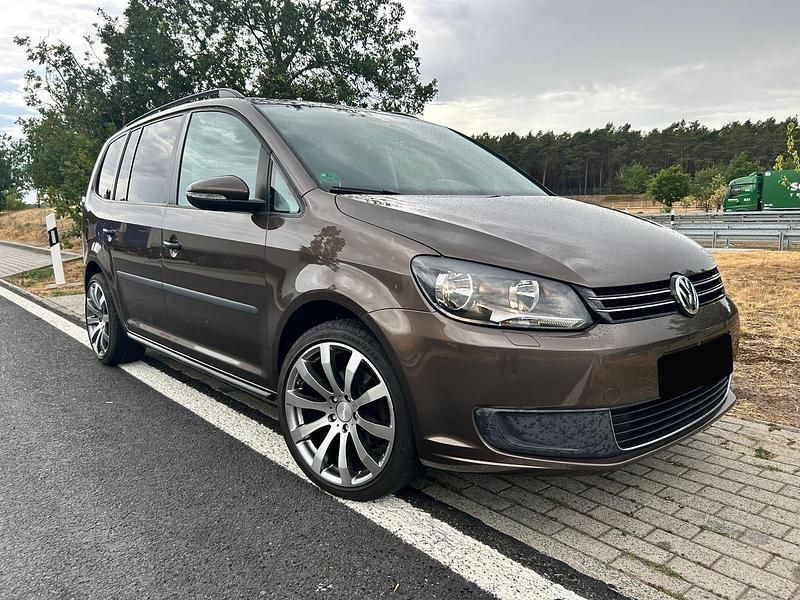 Braun Gebraucht 2012 VW Touran Life Van / Kleinbus | 7.950 € (Superpreis) - Bild 1/4