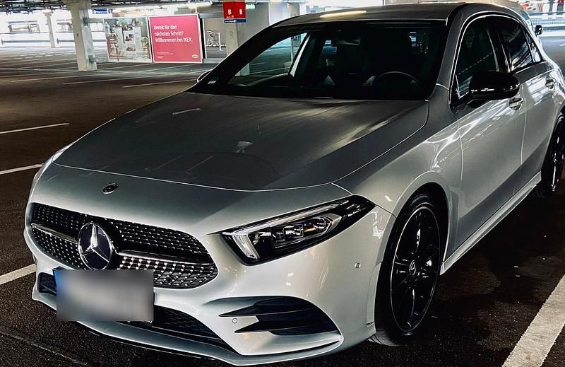 Silber Gebraucht 2018 Mercedes A200 Night Kleinwagen | 23.150 € (Fairer Preis) - Bild 1/4