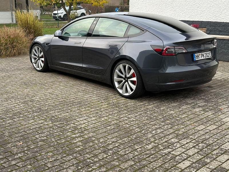 Grau Gebraucht 2020 Tesla Model 3 Limousine | 25.000 € (Superpreis) - Bild 1/4