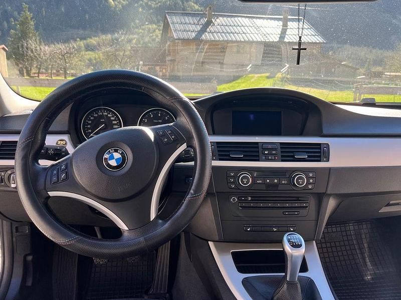 Gebraucht BMW 325 Sport Line 218 PS (160 kW) 2011 Limousine