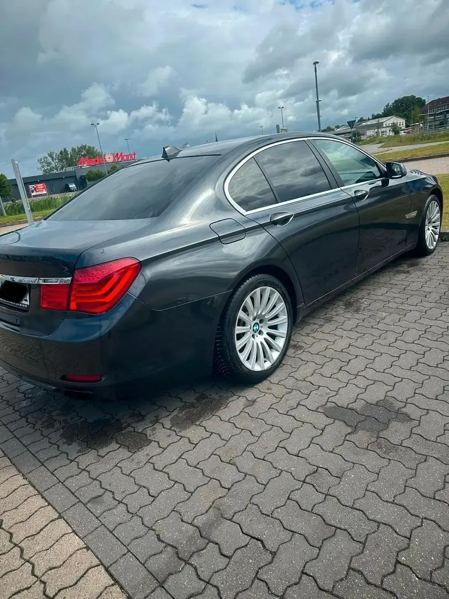 Gebraucht BMW 740 306 PS (225 kW) 2011 Grau Limousine
