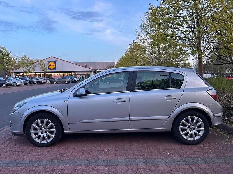Second-hand Opel Astra 2005 Argintiu Coupe