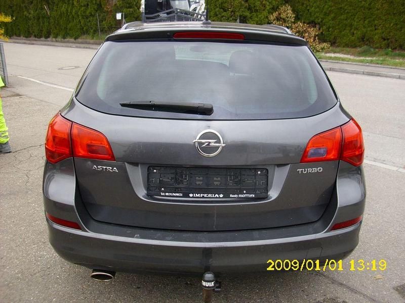 Gebraucht Opel Astra Design Edition 140 PS (102 kW) 2011 Grau Kombi