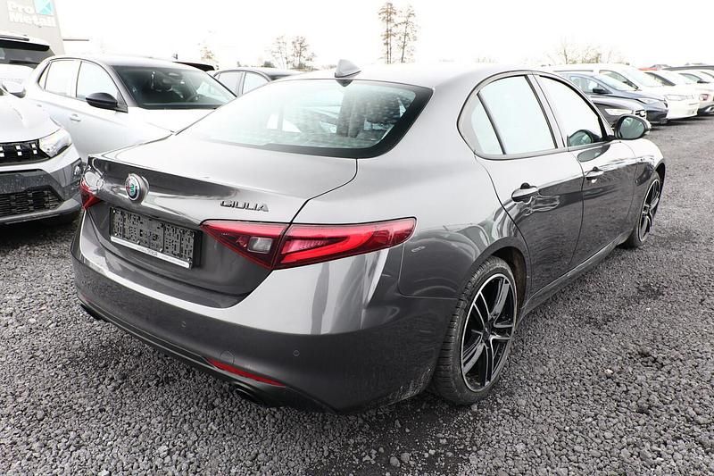 Gebraucht Alfa Romeo Giulia Sprint 160 PS (117 kW) 2020 Girgio vesuvio metallic Limousine
